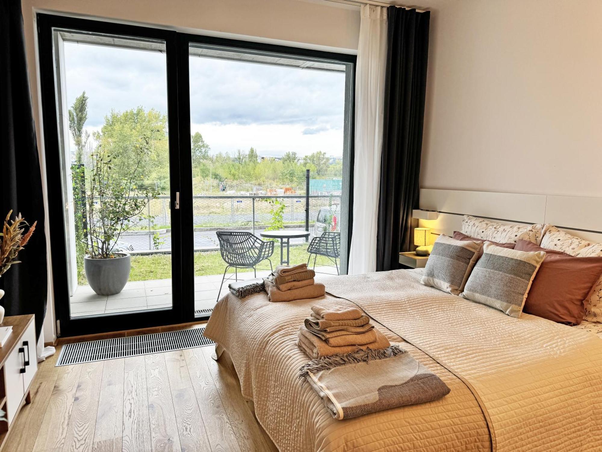 New Studio, King Bed, Free Parking, Terrace プラハ エクステリア 写真